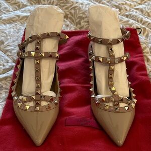 Valentino gold studded patent flats color nude